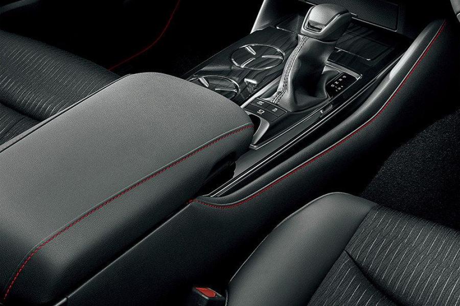 Детали интерьера Toyota Crown Sport Style Hybrid 2019 года  (фото 15 из 18)